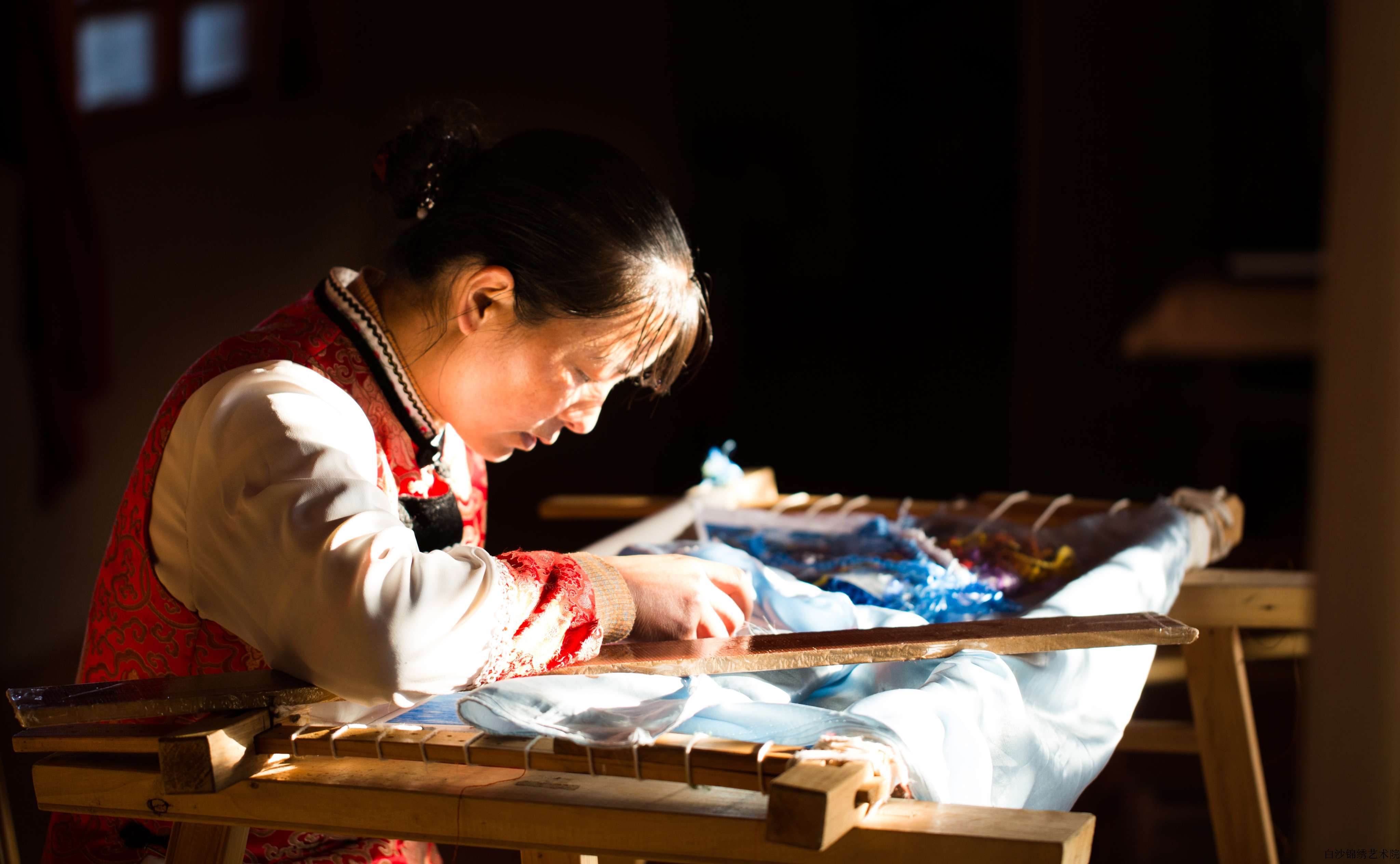 绣师段春秀正专心刺绣