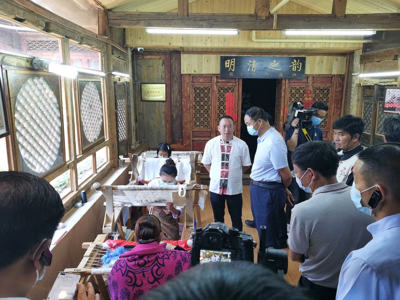 丽江市市委常委,丽江市统战部部长江勇同志一行莅临白沙锦绣艺术院